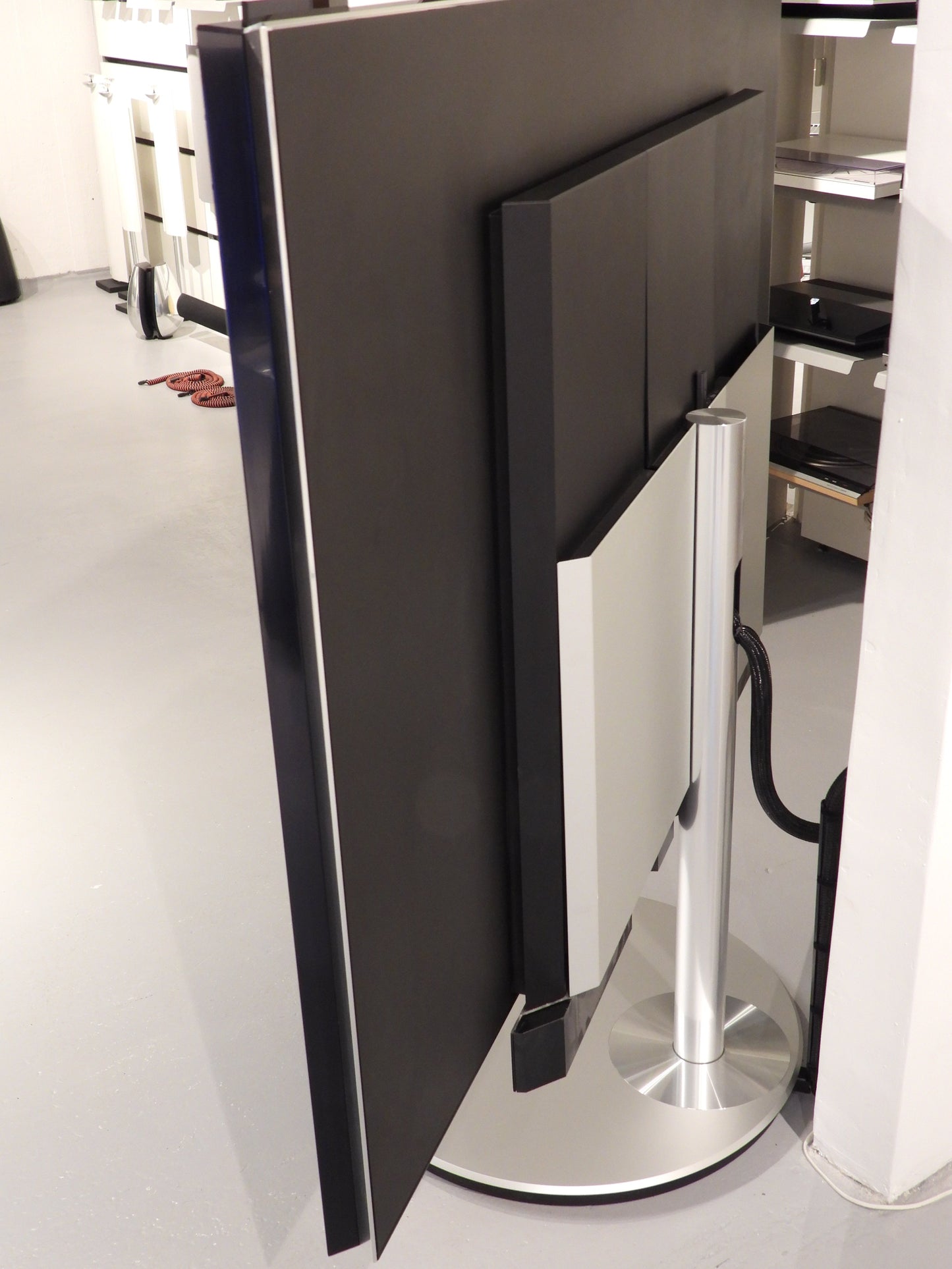 BEOvision Avant 75" med motorstand