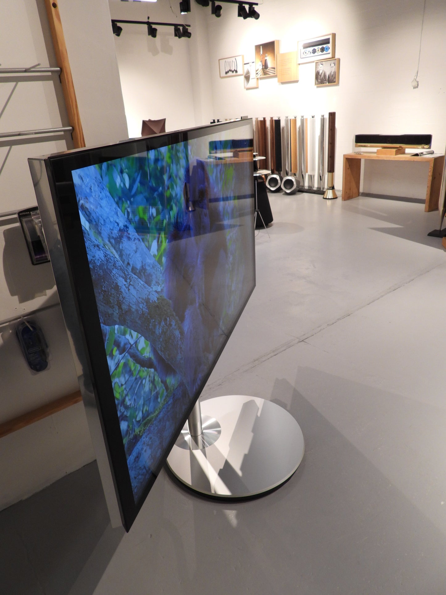 BEOvision Avant 75" med motorstand
