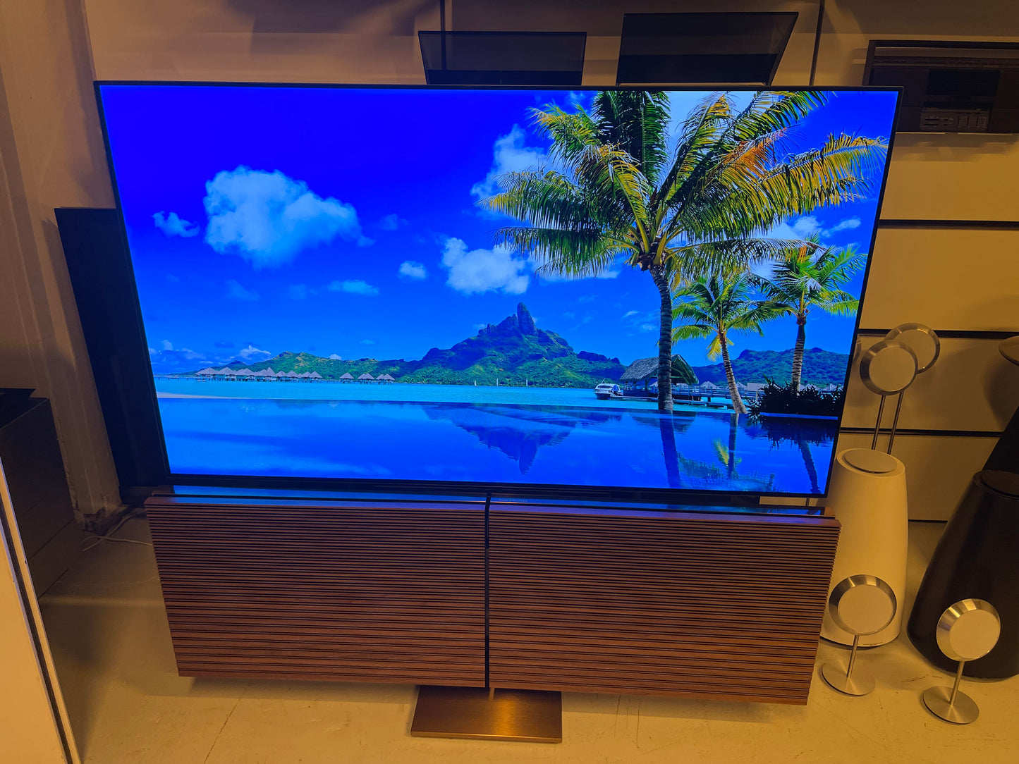 BEOvision Harmony 65" Bronze / Wolnut Wood