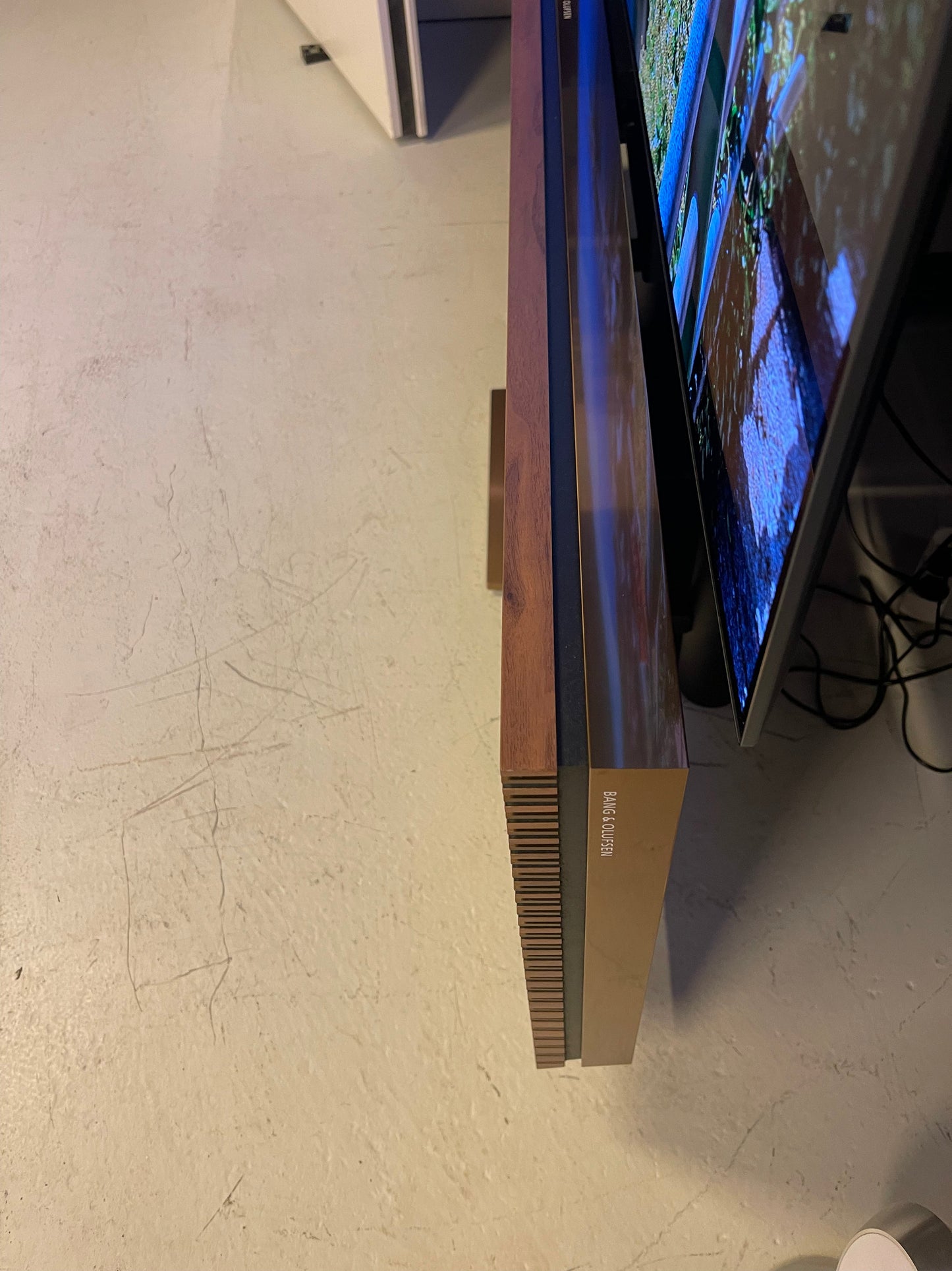 BEOvision Harmony 65" Bronze / Wolnut Wood