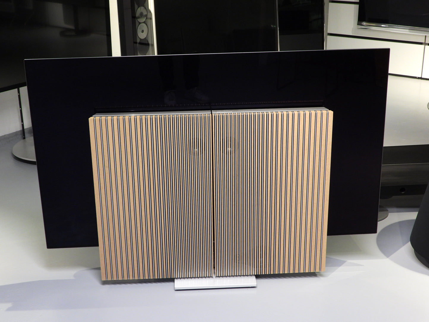 BEOvision Harmony 65" Aluminium  / Oak