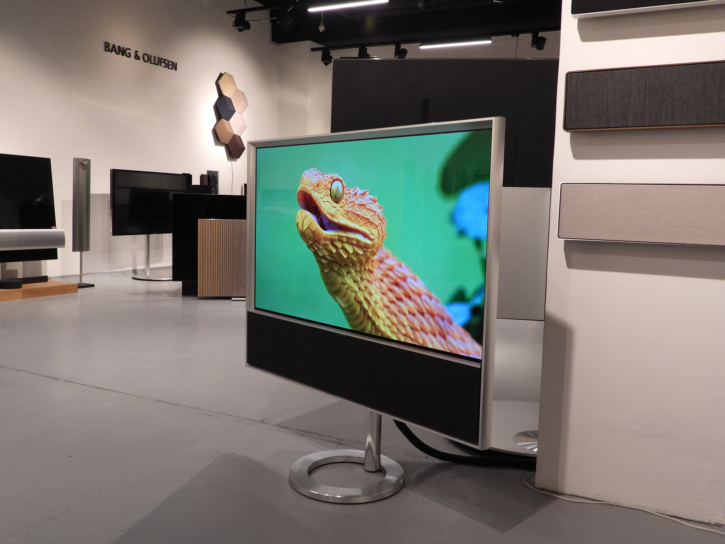 BEOvision Contour 48"Aluminium