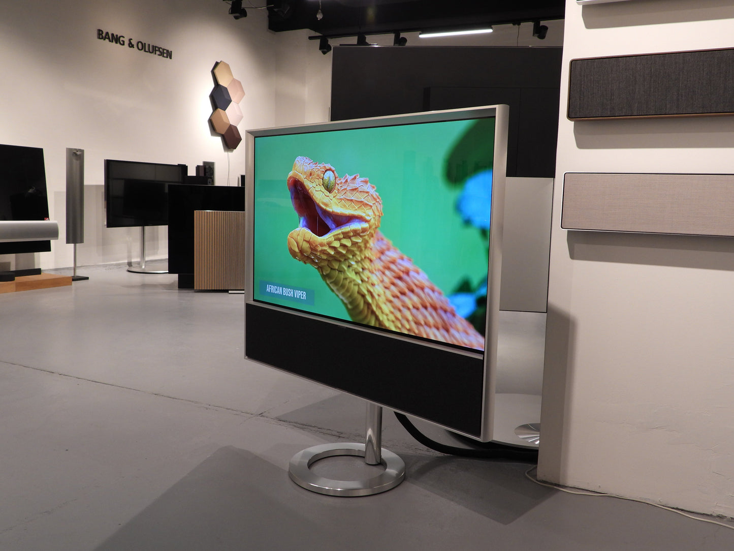 BEOvision Contour 48"Aluminium