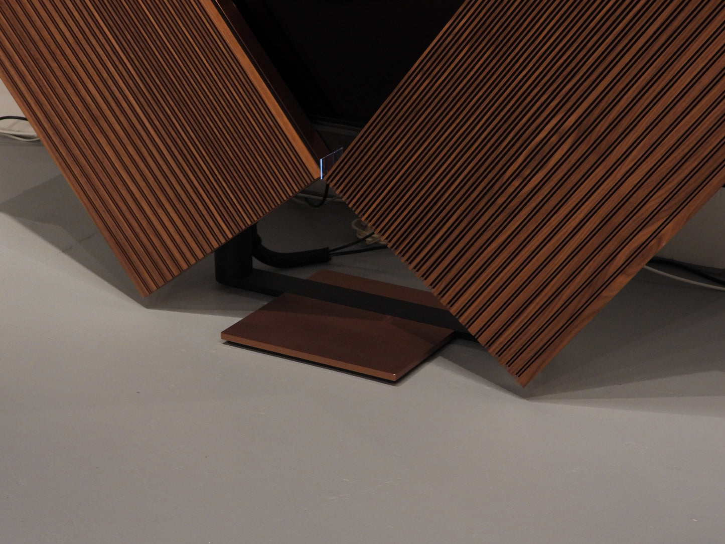 BEOvision Harmony 88" 8K Bronze / Walnut