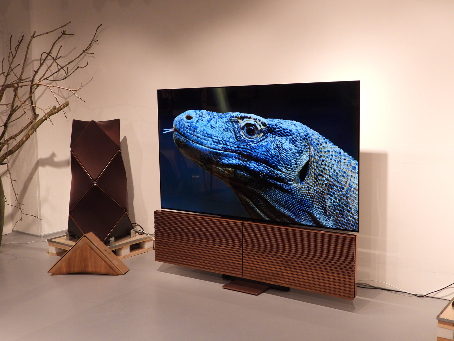 BEOvision Harmony 88" 8K Bronze / Walnut